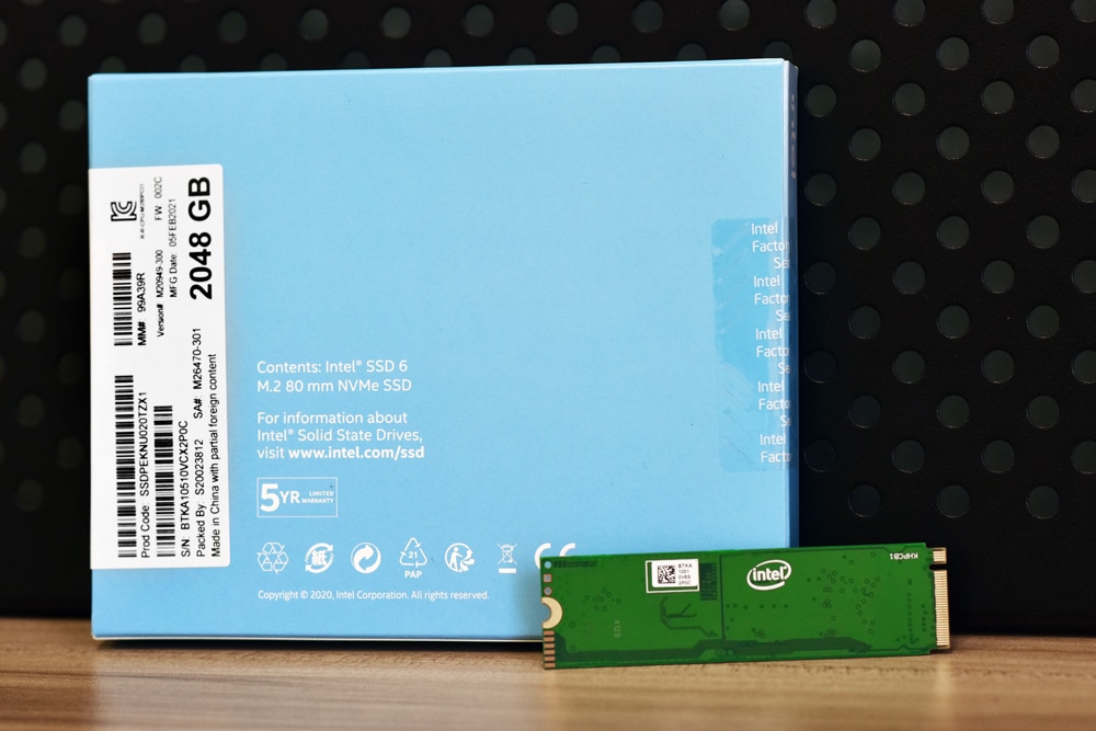 intel ssd 670p atrás con caja