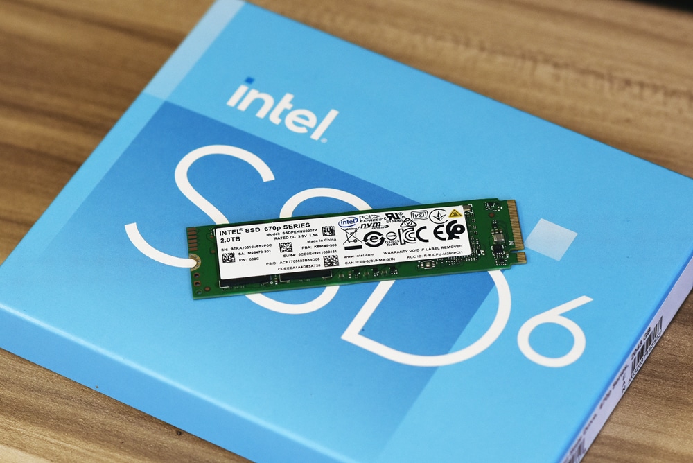 intel ssd 670p frente en caja