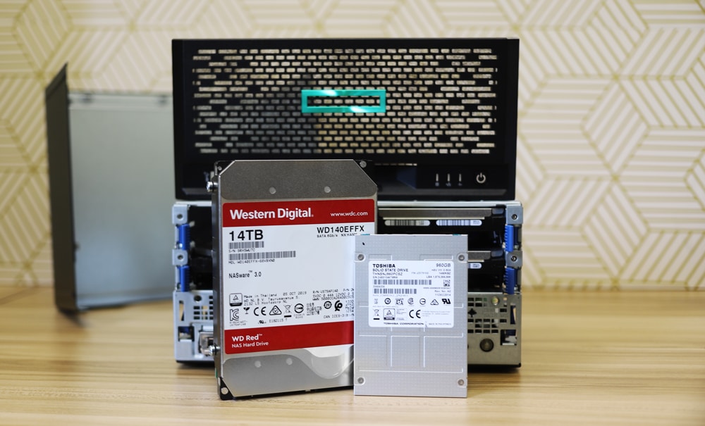 HPE ProLiant Gen10 MicroServer ドライブ