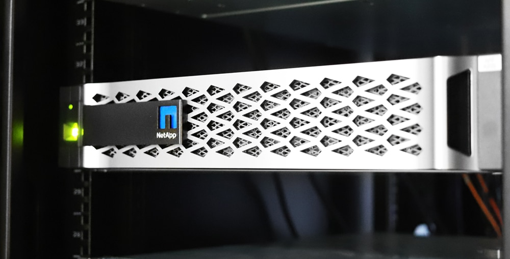 netapp aff a200 side view