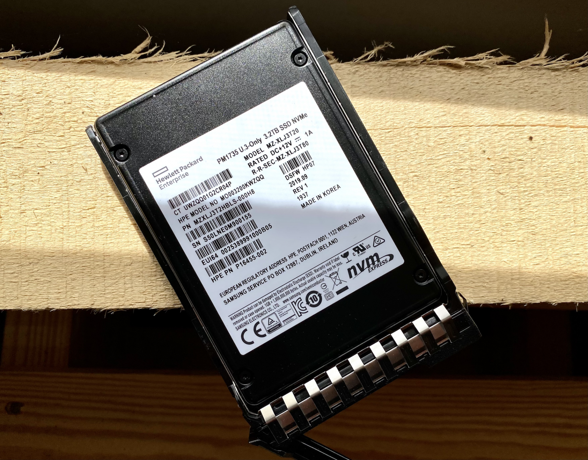NVMe SAMSUNG PM1735 1.6TB PCIe SSD MZPLJ1T6HBJR-00007