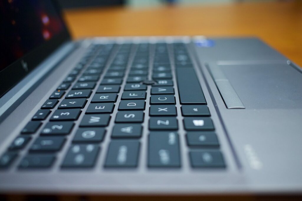 HP ZBook Firefly G8 侧键盘视图