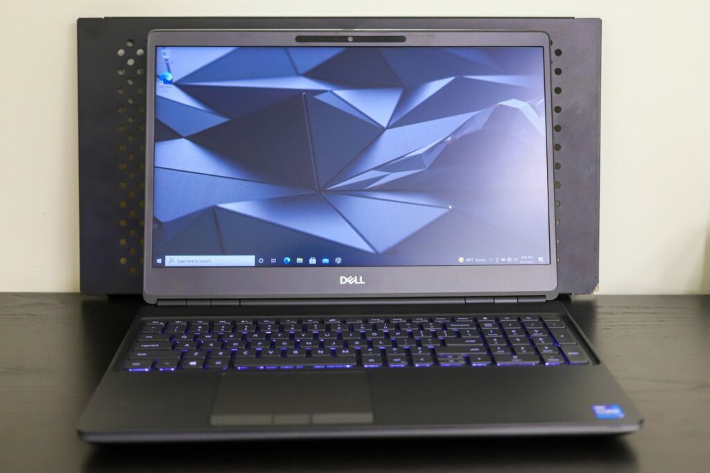 Dell Precision 7560 Front