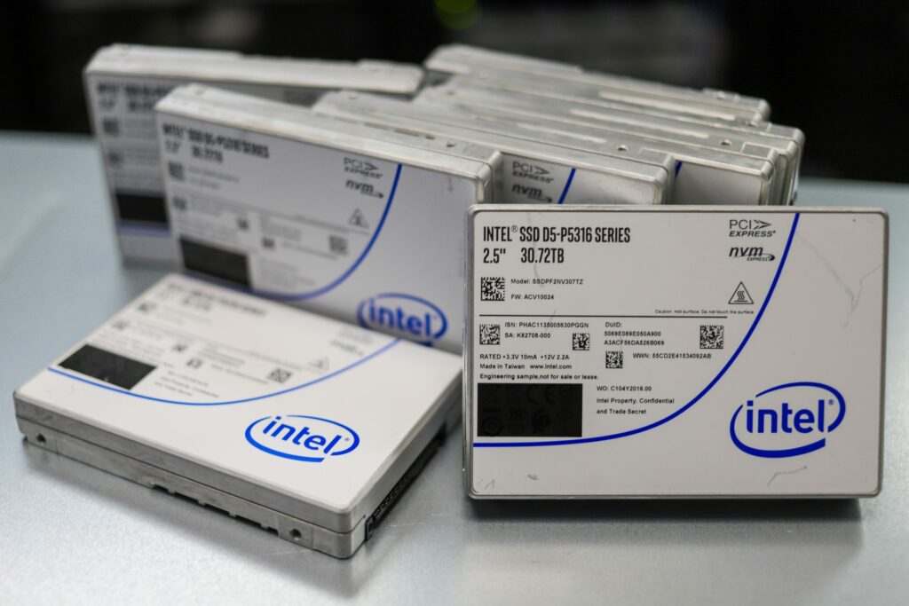 Intel P5316 SSD Review (30.72TB) -