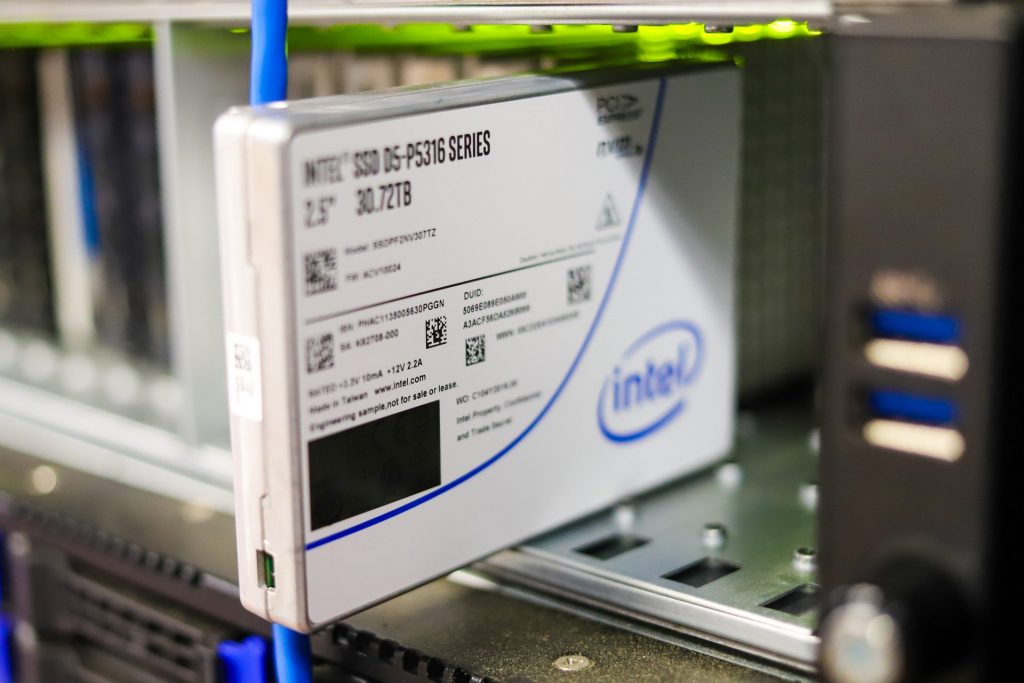 Intel P5316 in server