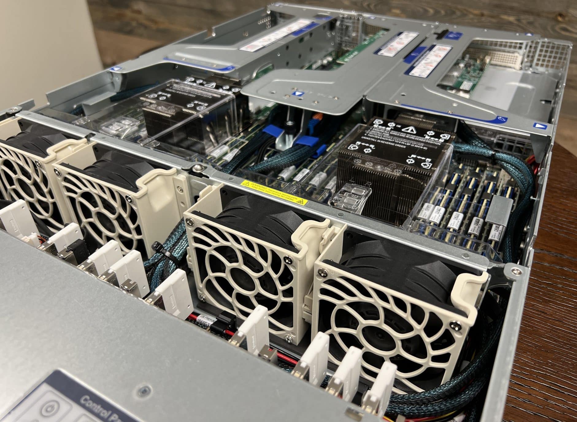 SuperMicro Ultra SuperServer SYS-220U-TNR lid off