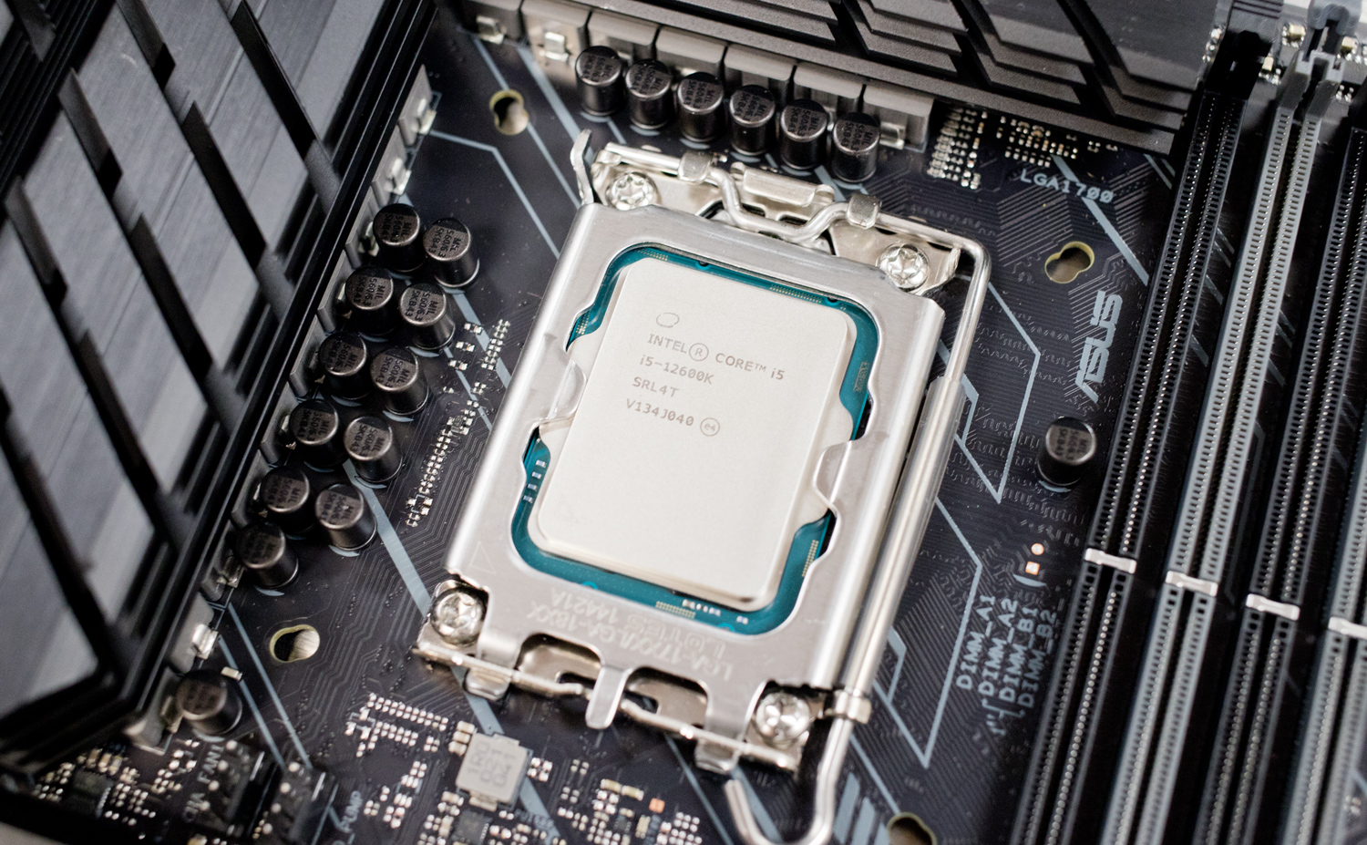Intel Core i5-12600K chip