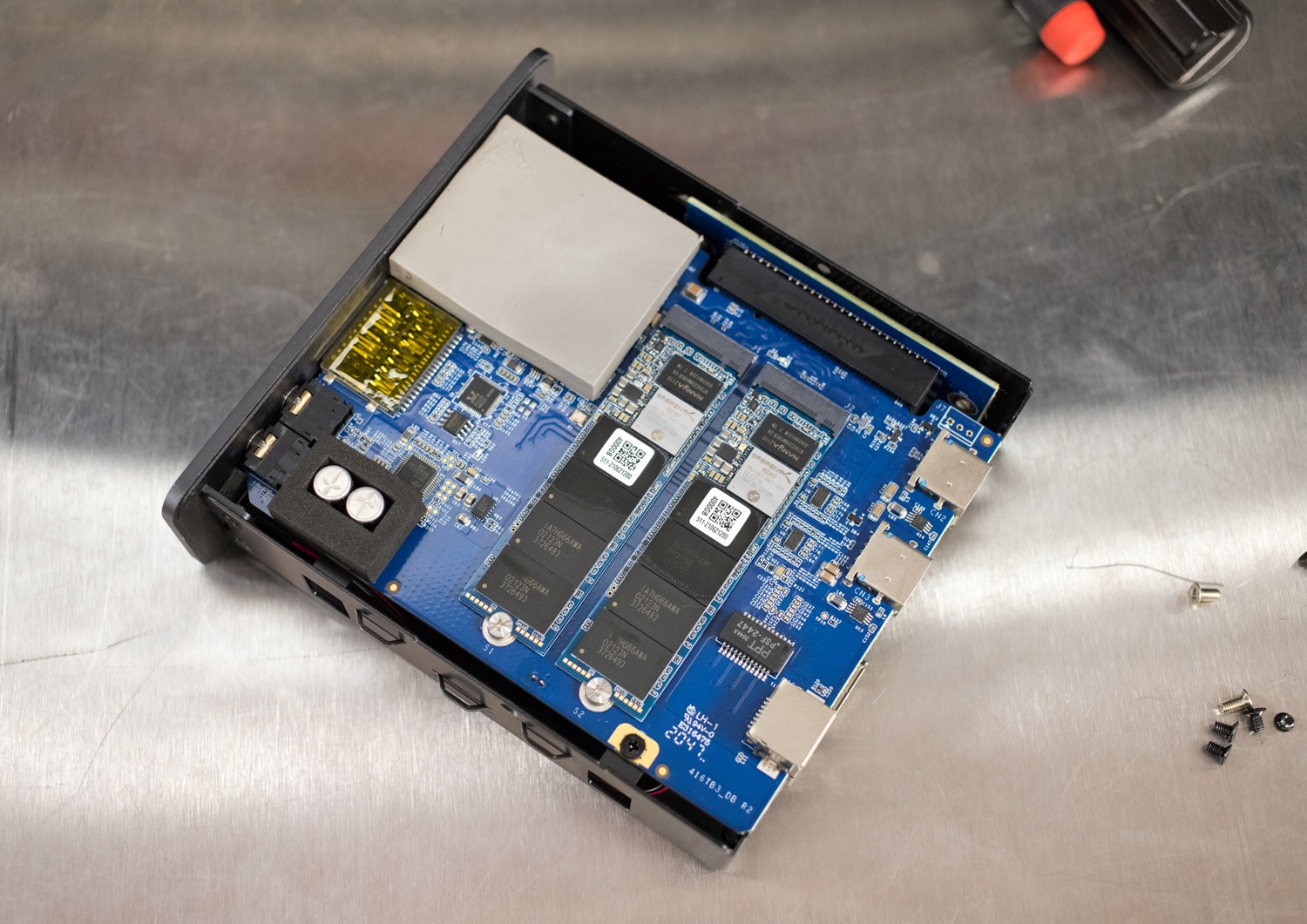 Sabrent DS-SKRT insides