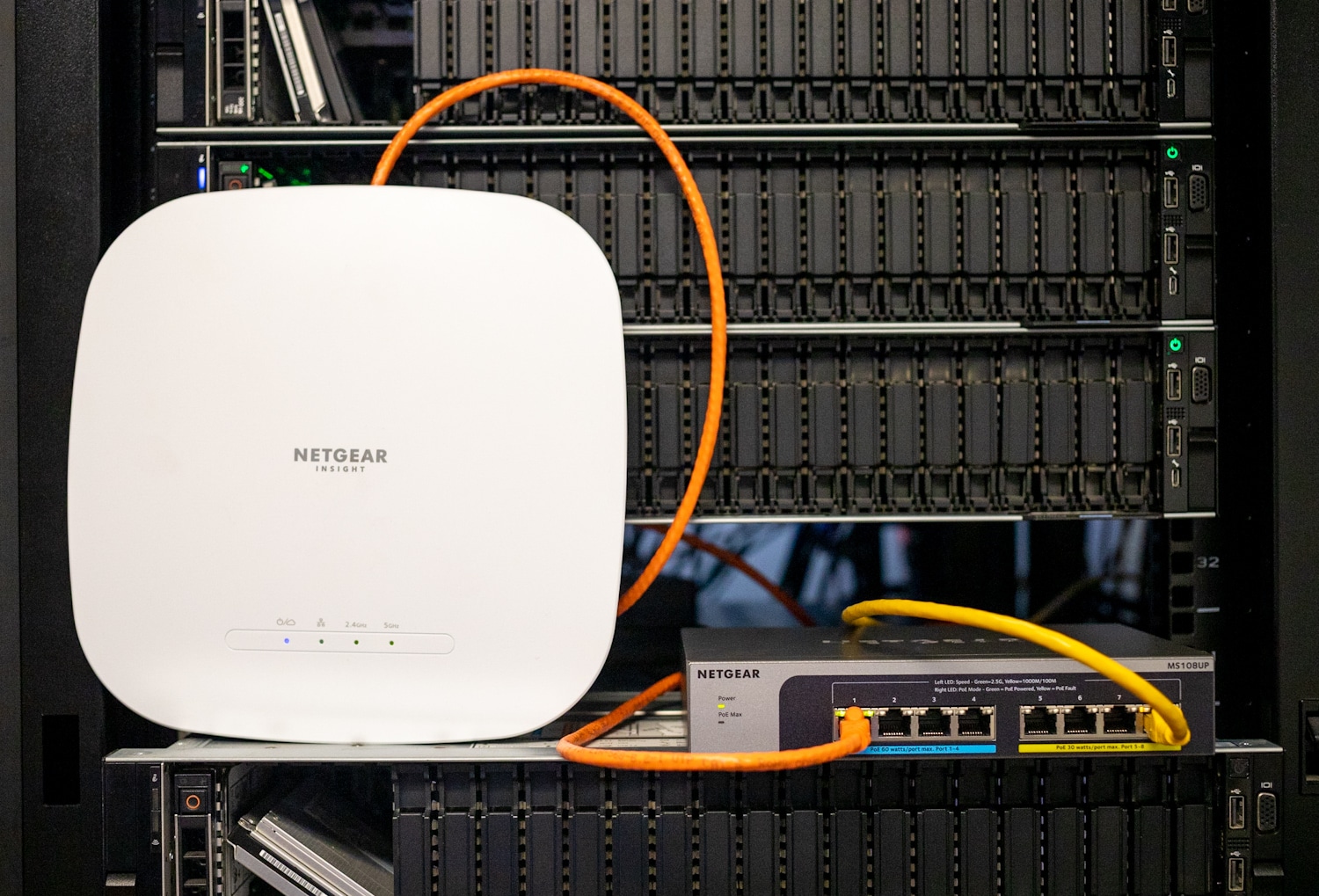 带 AP 的 Netgear MS108UP Ultra60 多千兆位 PoE++