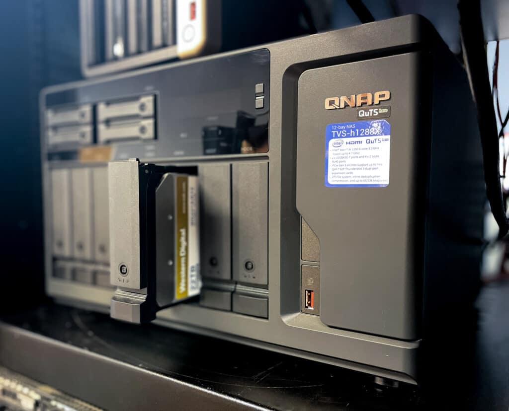 WD Gold 22TB dentro do QNAP TVS-h1288x