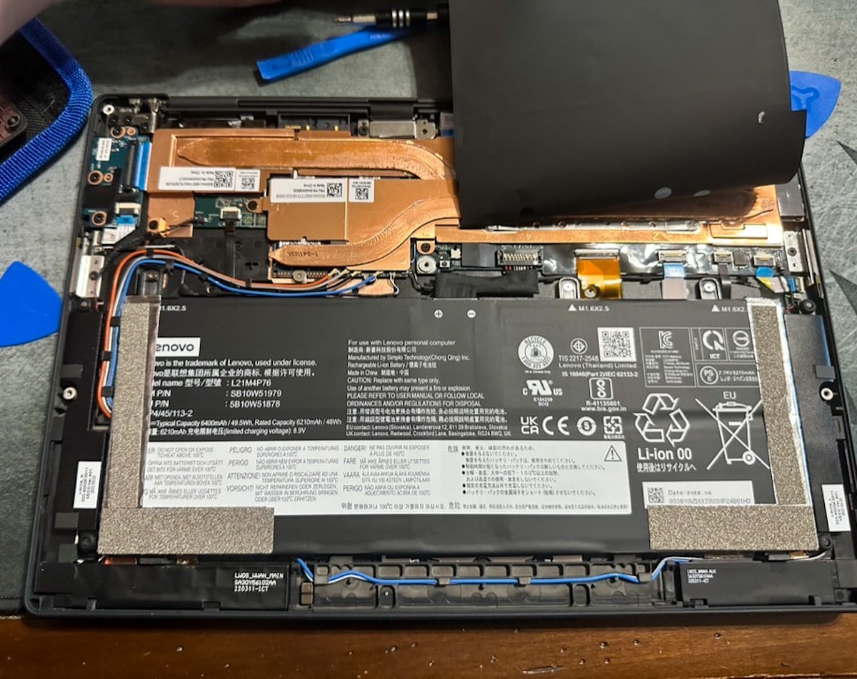 Lenovo ThinkPad X13s-Abdeckung entfernt