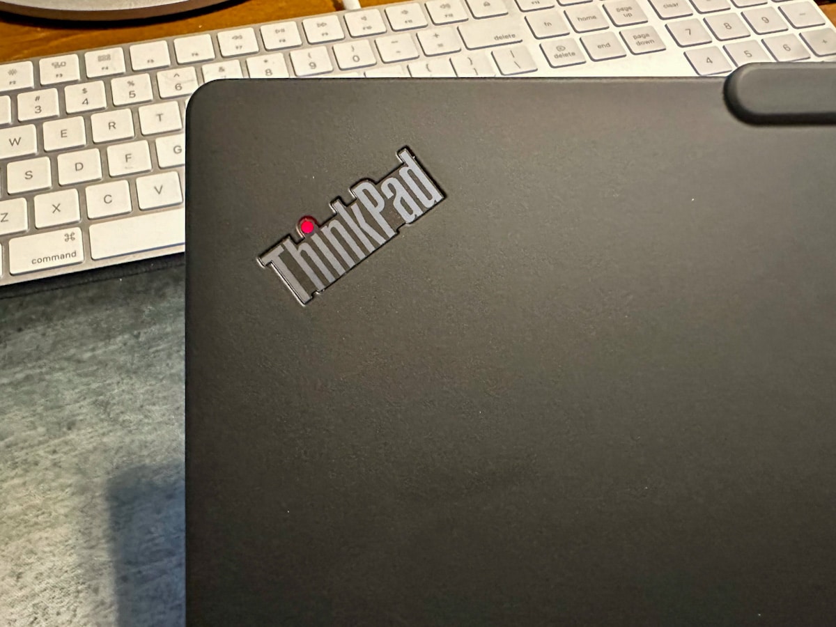 联想 ThinkPad X13s 徽标