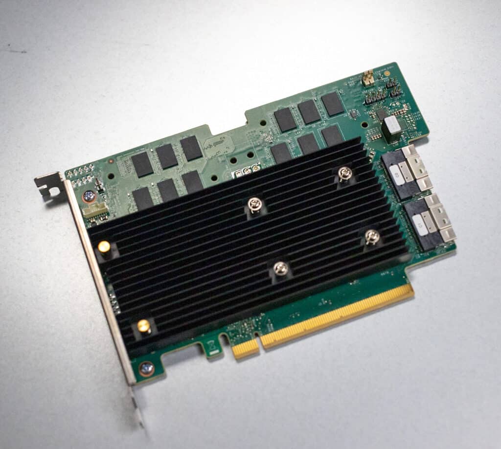 Broadcom MegaRAID 9670W-16i