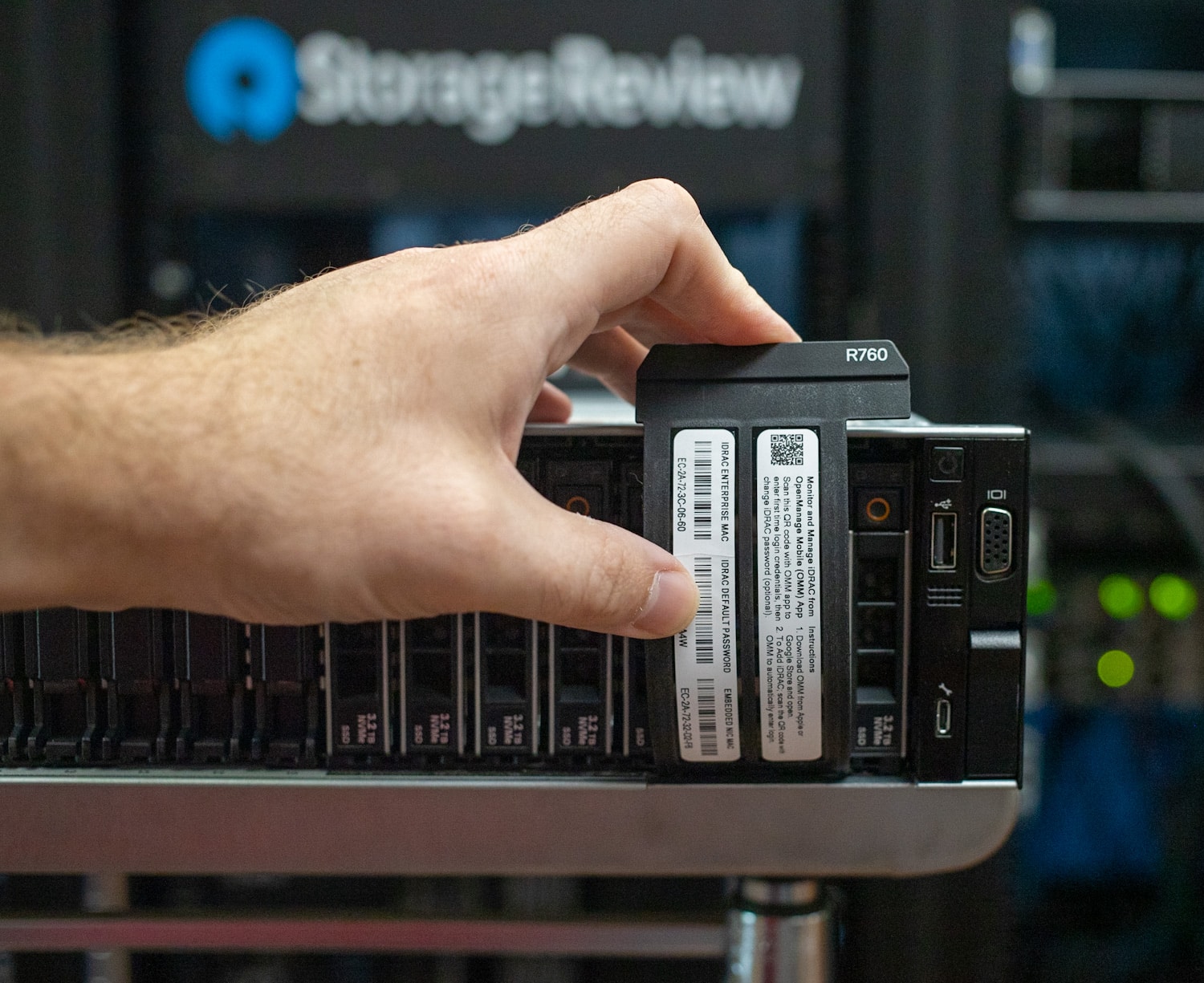 Dell PowerEdge R760 2.5 インチ ベイの取り外し