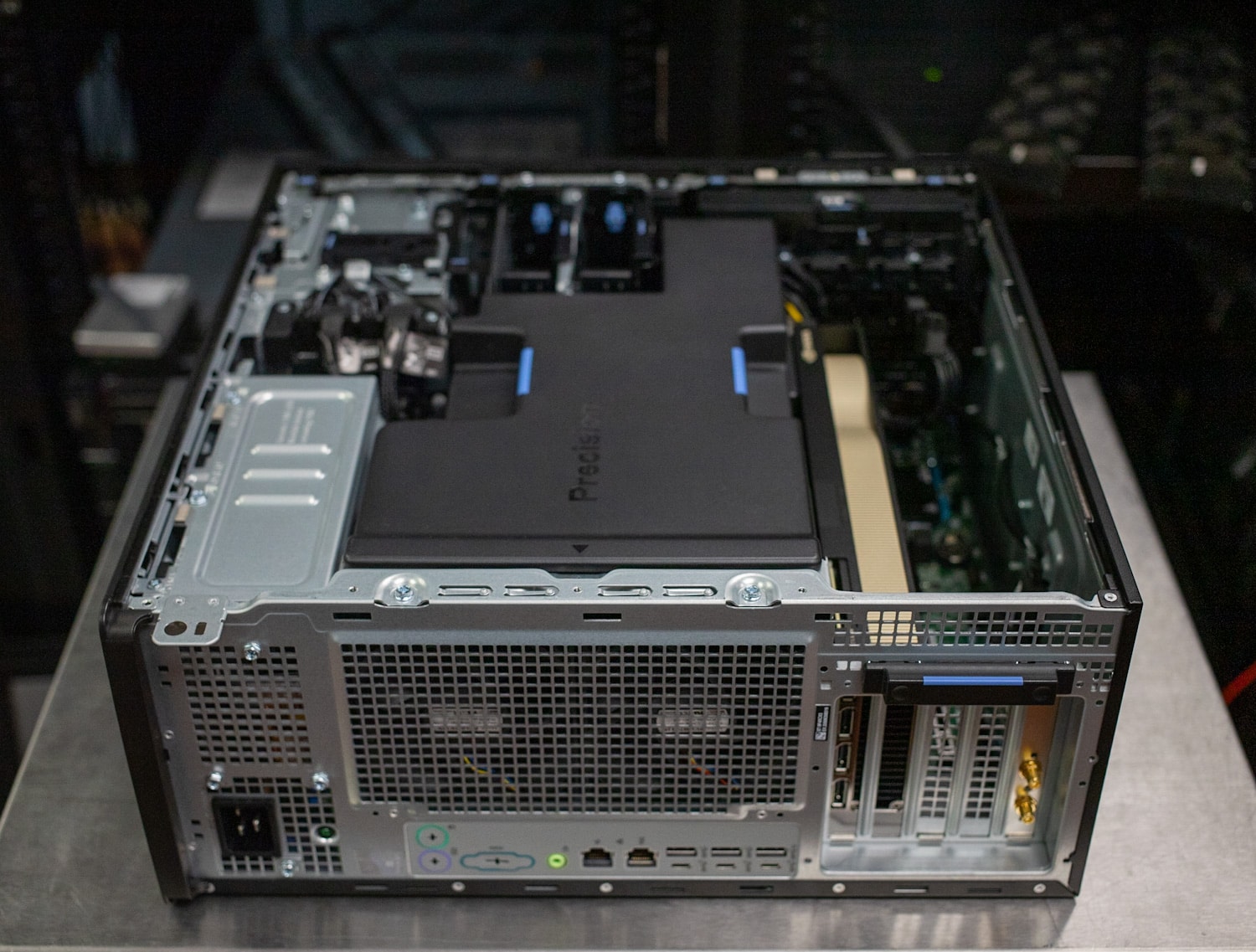 Interior Dell Precision 5860