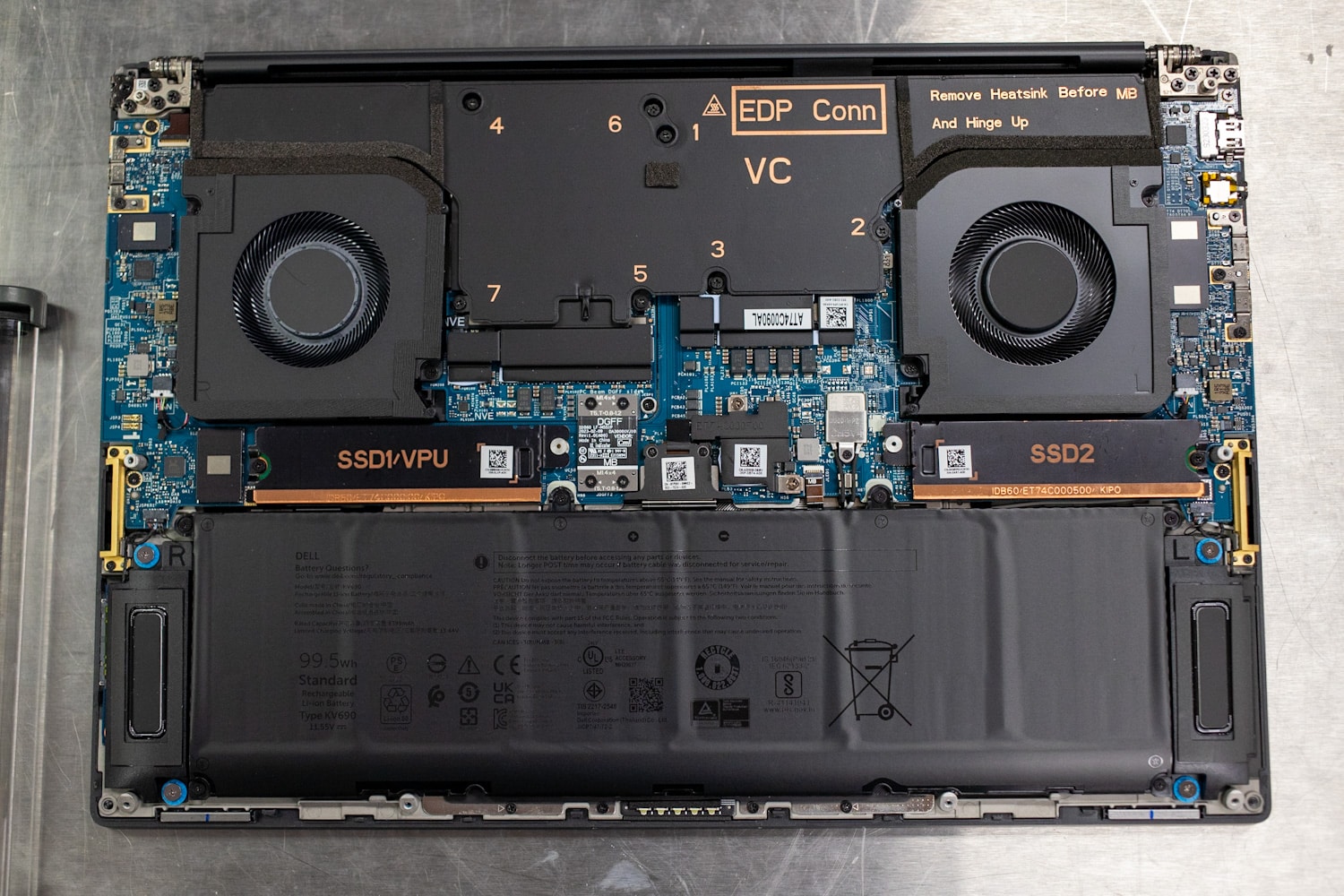 Componentes internos de Dell Precision 5680 con disipador de calor