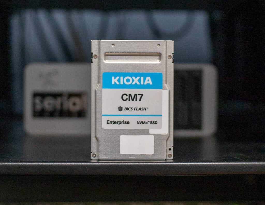 キオクシア CM7 エンタープライズ ssd フロント