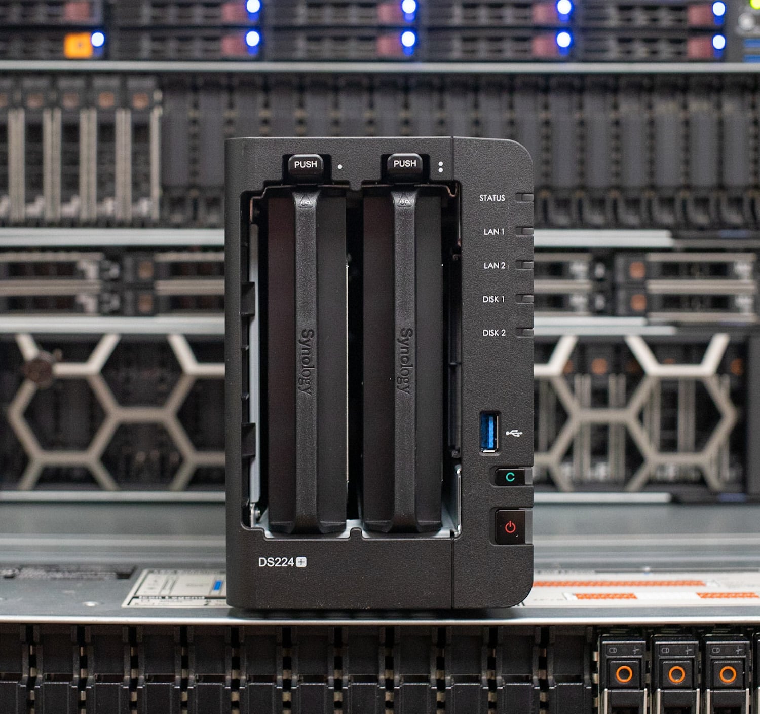 Synology DS224+ 正面