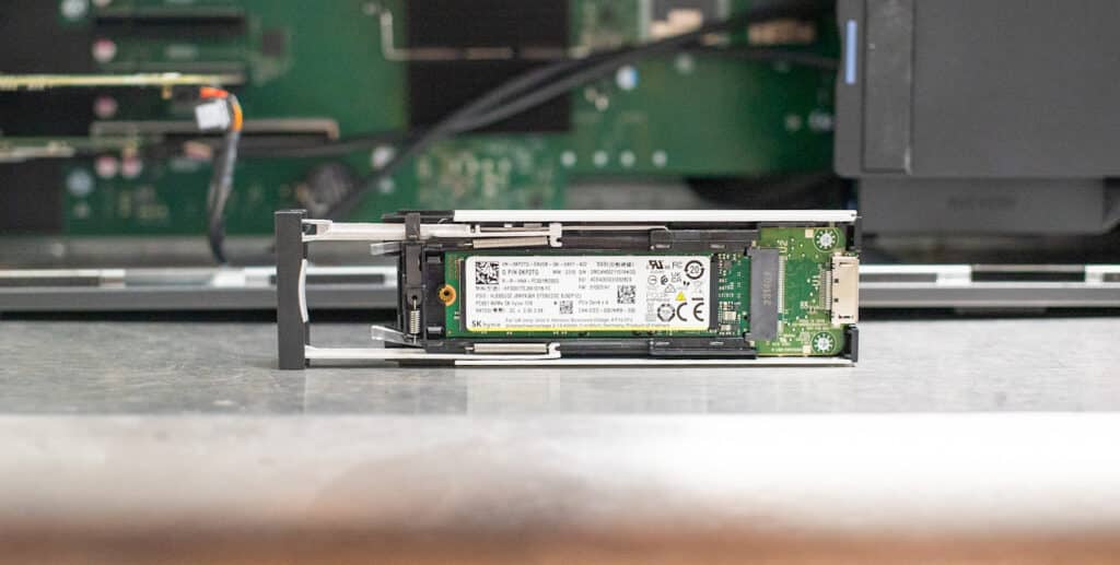 Dell Precision 7960 SSD 트레이가 열려 있음