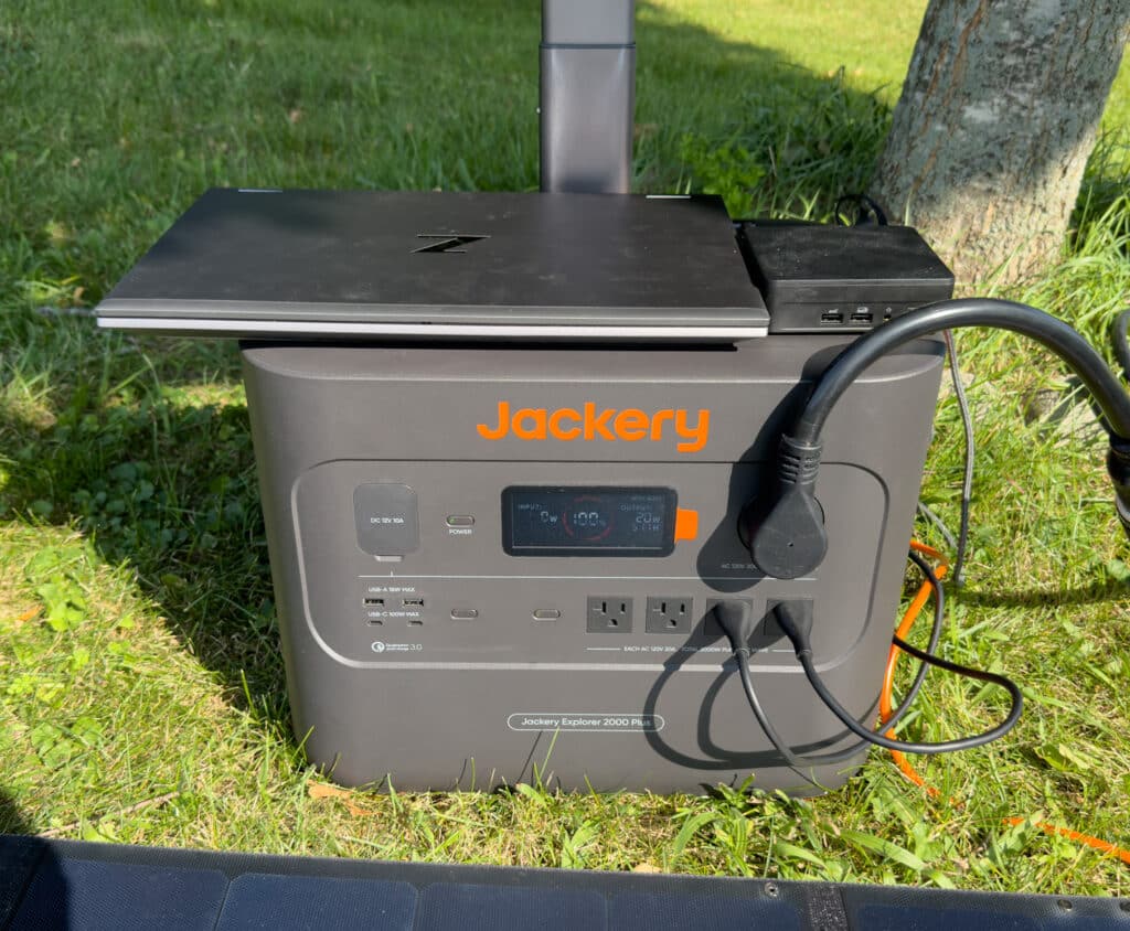 Jackery Explorer 2000 Plus 前面板