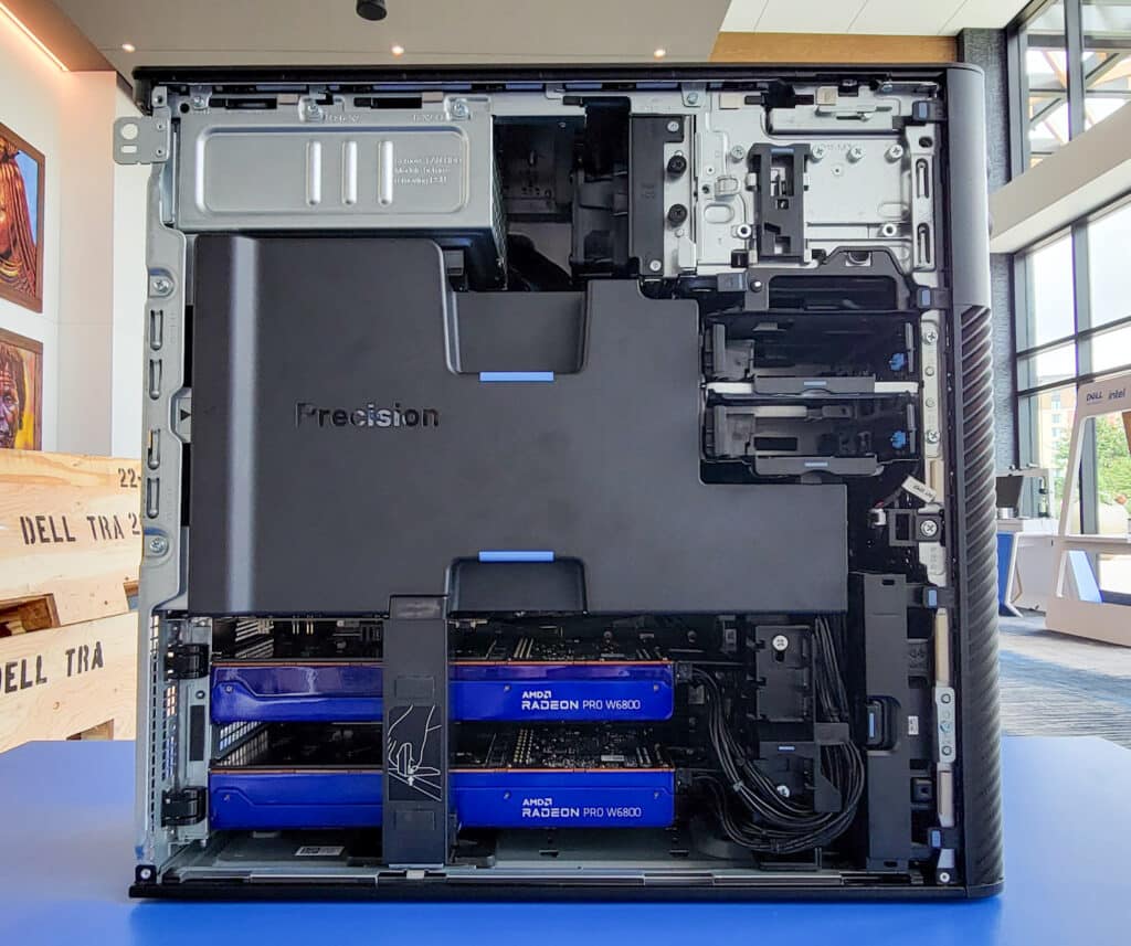 Foto do interior do Dell Precision 7875