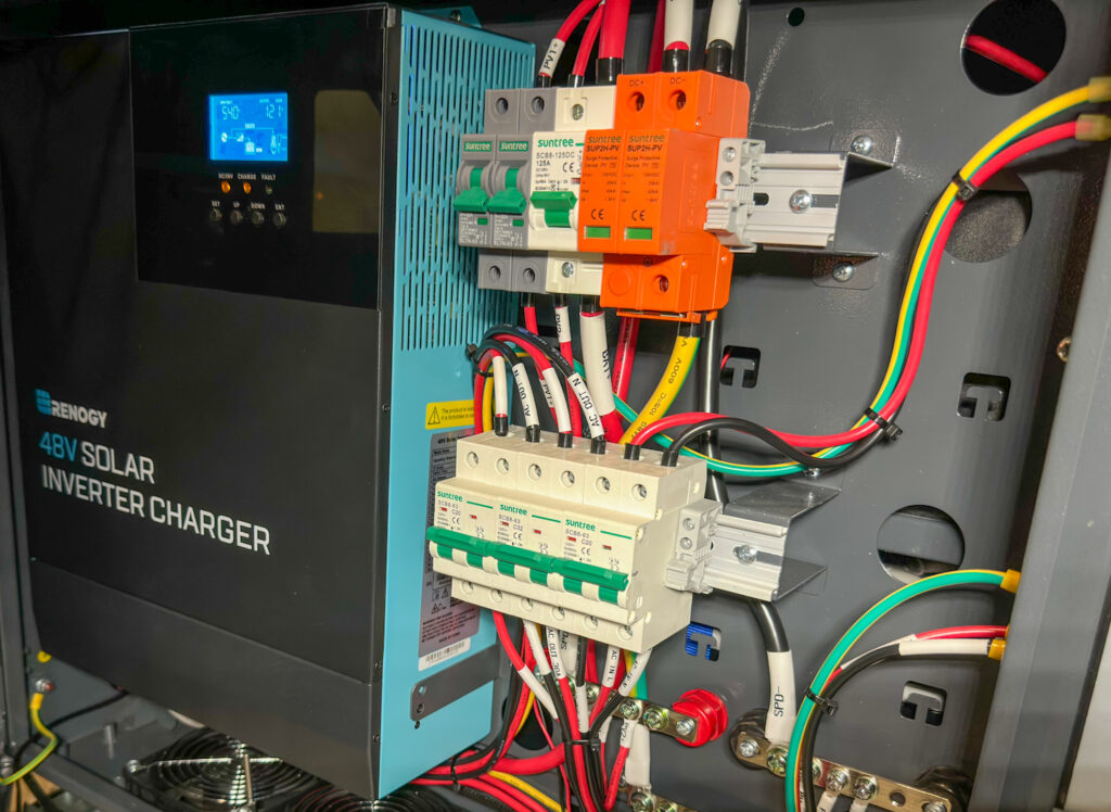 El inversor/cargador del UPS temporal para toda la casa con batería inteligente Renogy Lycan 5000