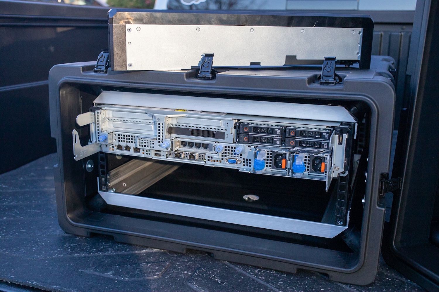 戴尔 PowerEdge XR7620 坚固型机箱盖已拆除 tacoma