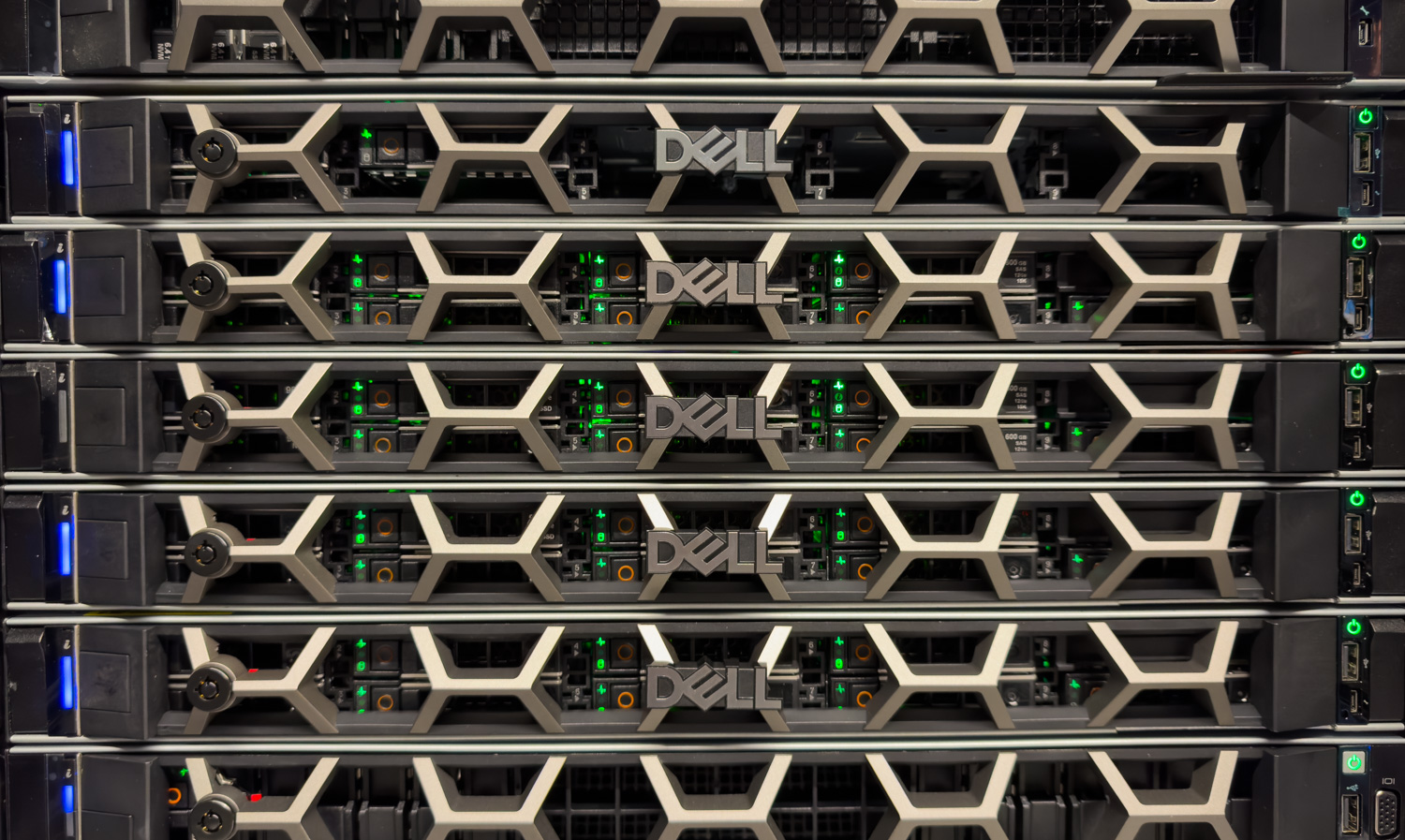 Dell R6625-servers - vSAN 8 ESA