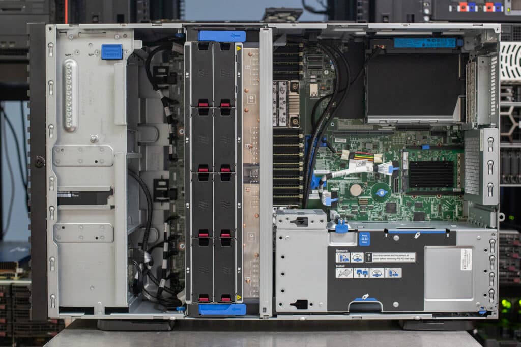 HPE ProLiant ML350 Gen11 の直接内部ショット