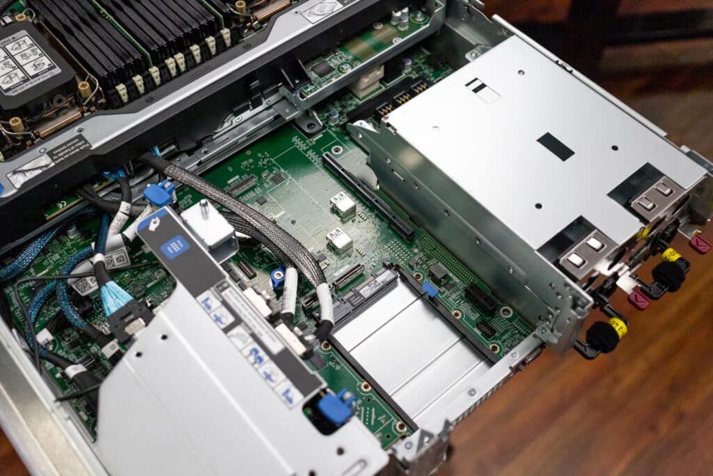 Partes internas traseiras do HPE ProLiant DL560 Gen11