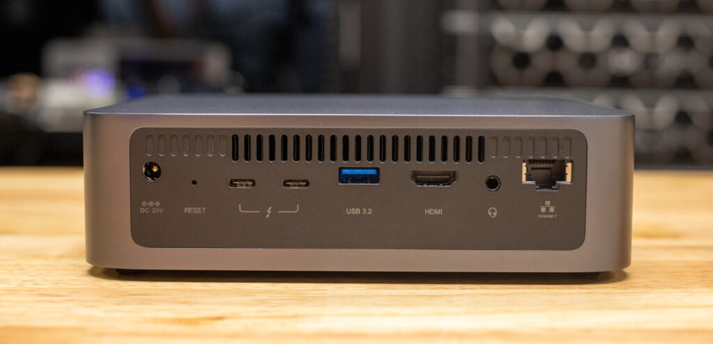 UGREEN DXP480T Plus ports