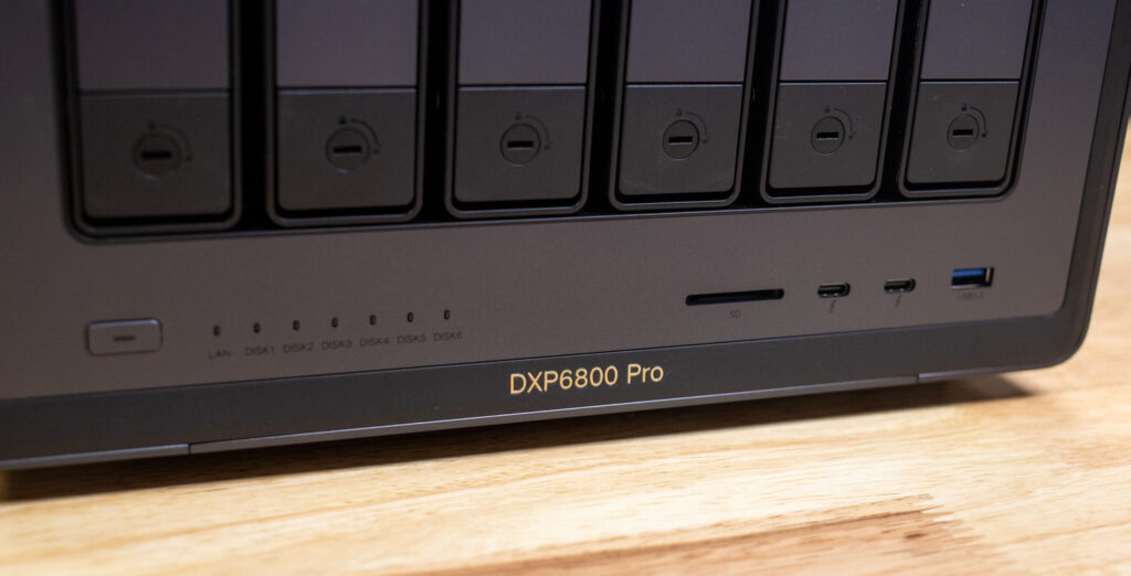 UGREEN DXP6800 Pro front ports