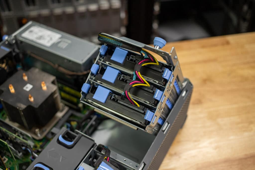Dell PowerEdge T160 硬盘