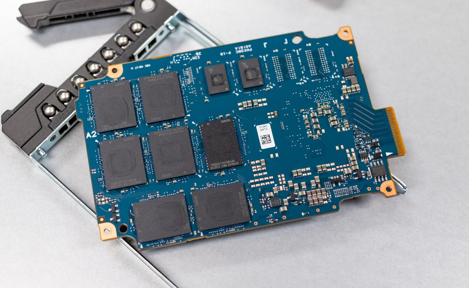 KIOXIA CM7-R ssd board reverse