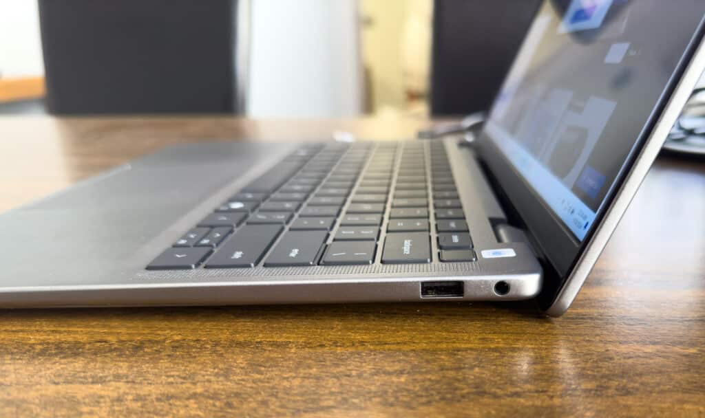 Dell Latitude 7455 right side