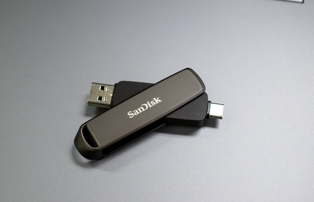 SanDisk Extreme PRO Dual Drive swivel cap