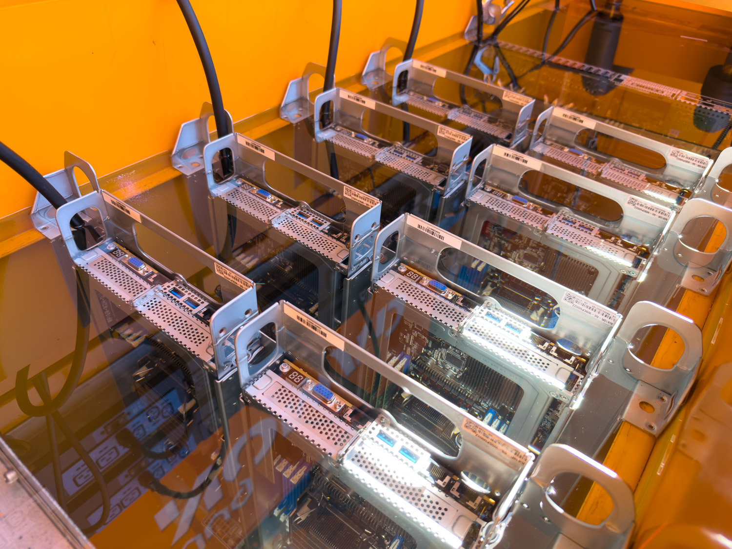 dug nomad mobile data center hypertec servers