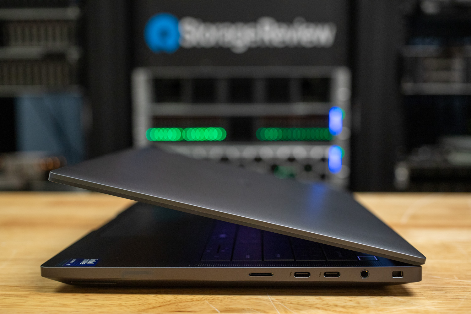 Dell Pro Max 14 Premium Right Ports