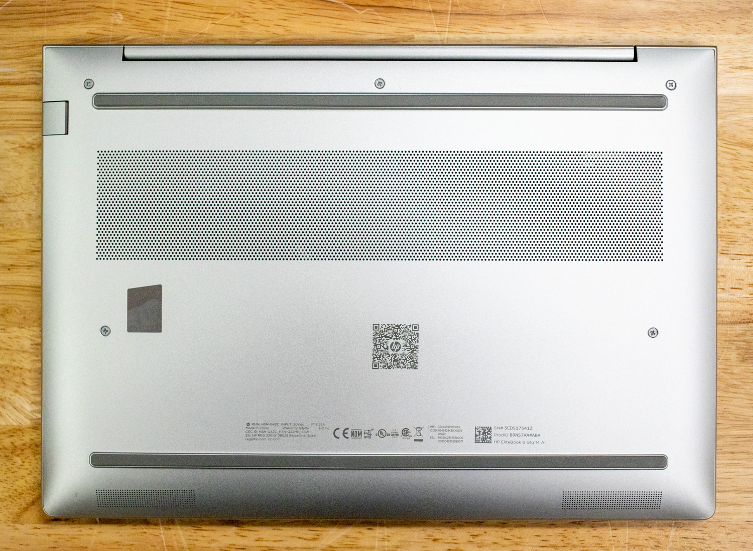HP EliteBook 6 G1q bottom.