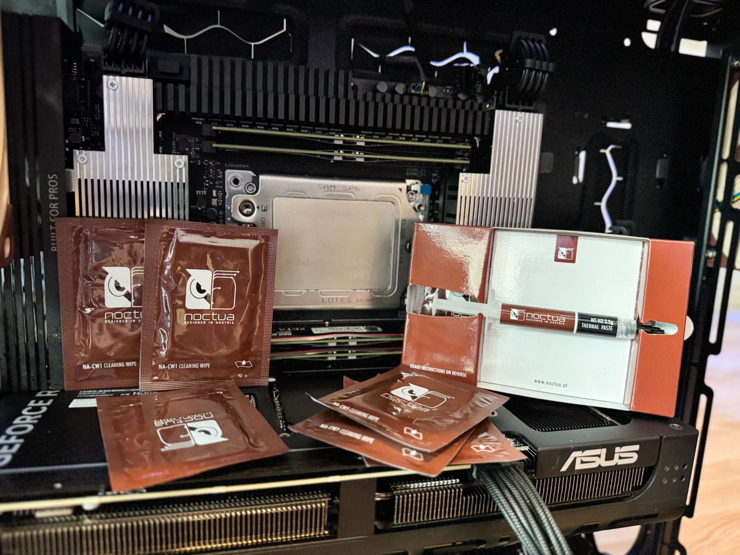 Noctua thermal paste and cleaning wipes.