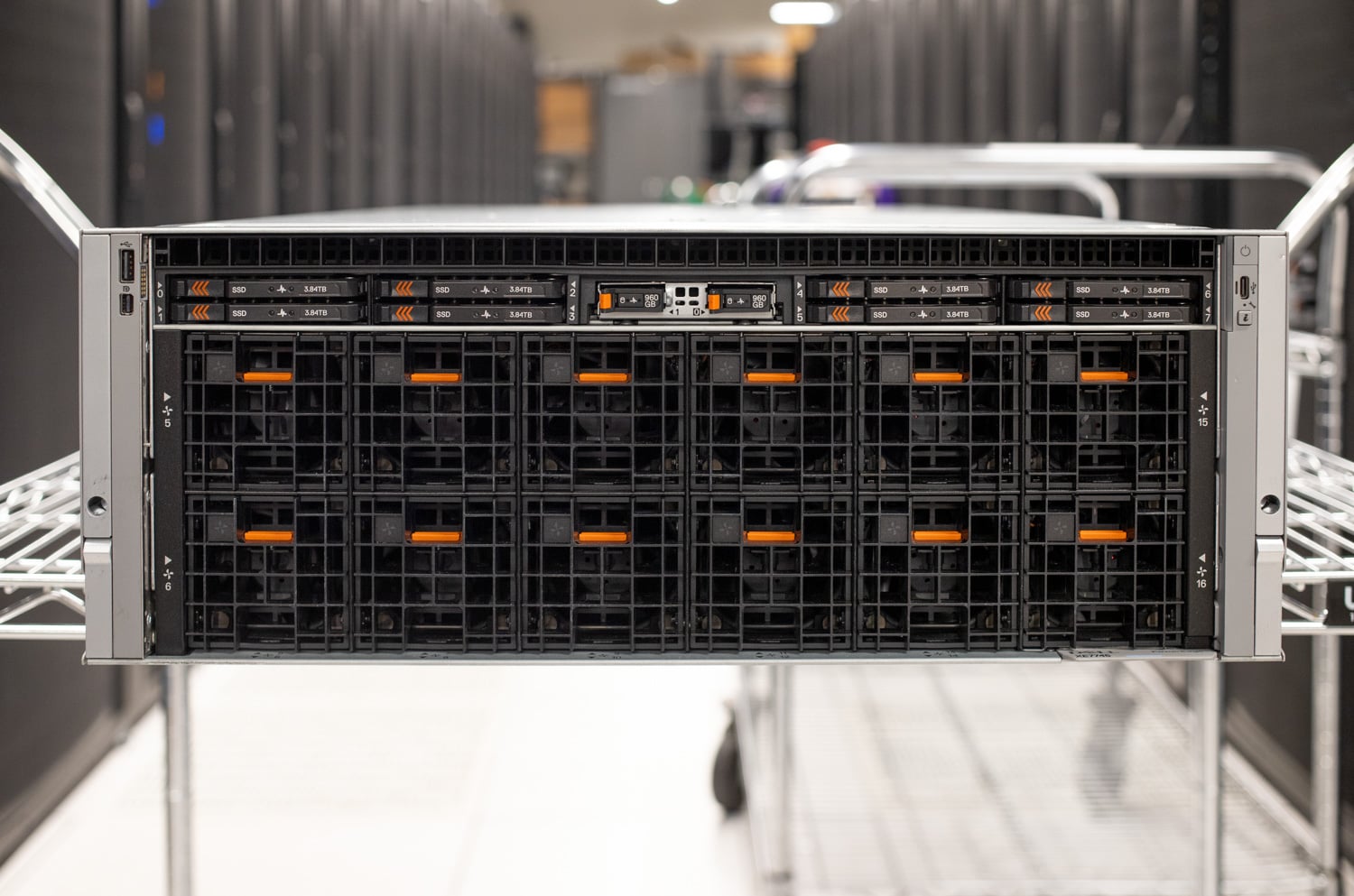 StorageReviewラボに設置されたDell PowerEdge XE7745の正面図。4UファンウォールとNVMeベイが写っている。