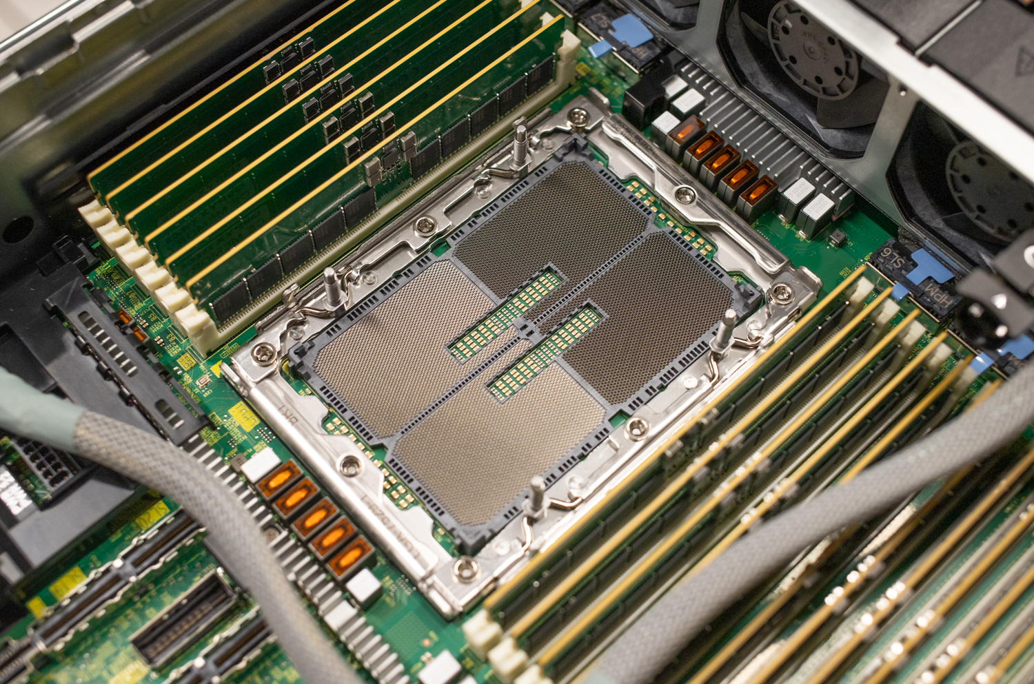 Dell PowerEdge 770AP LGA 7529 socket