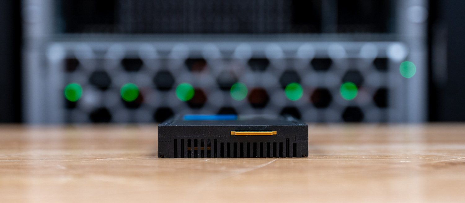 DapuStor R6060 122TB connector side view