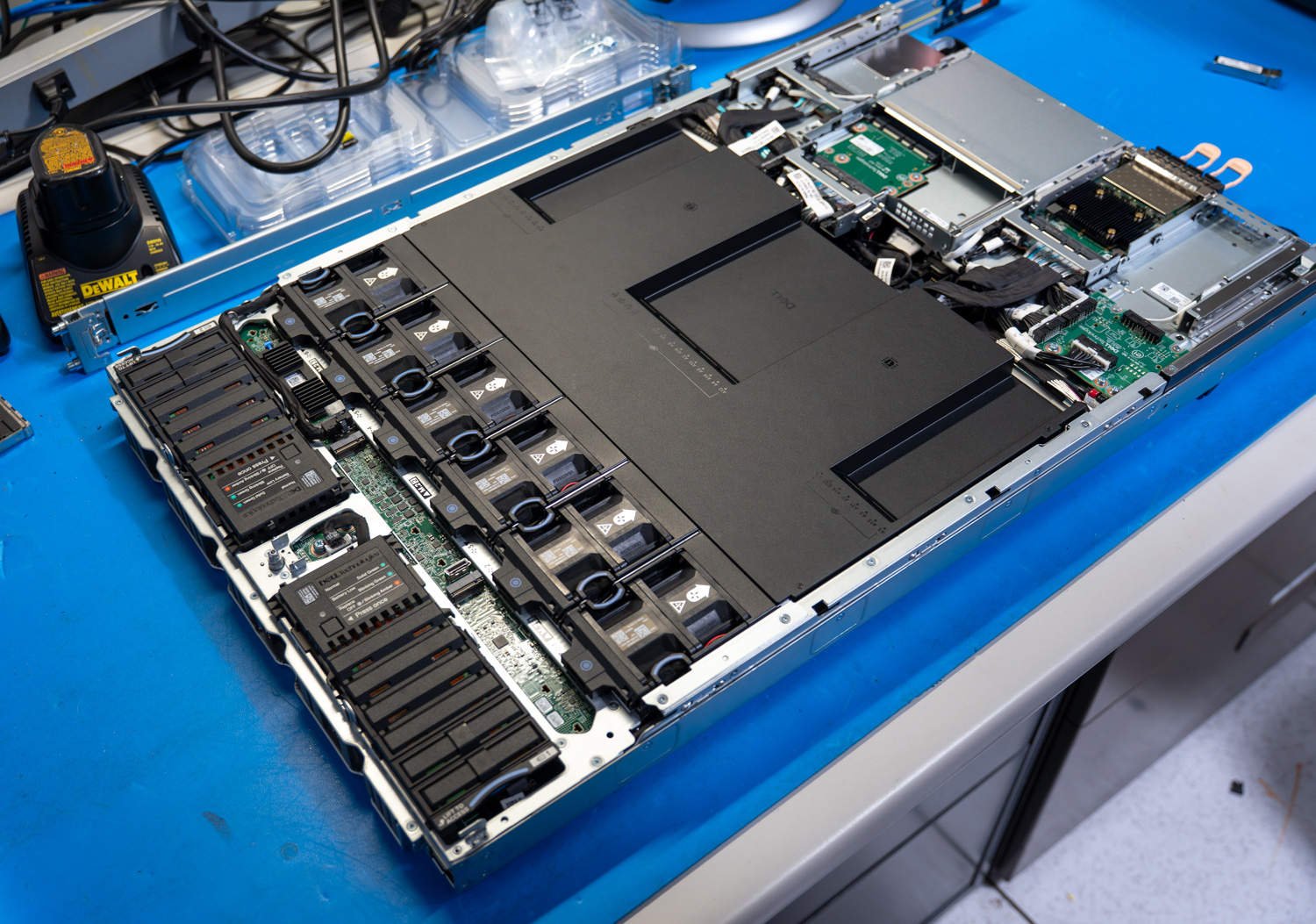 Dell PowerStore Gen 3 - 9500 top view with airflow baffle