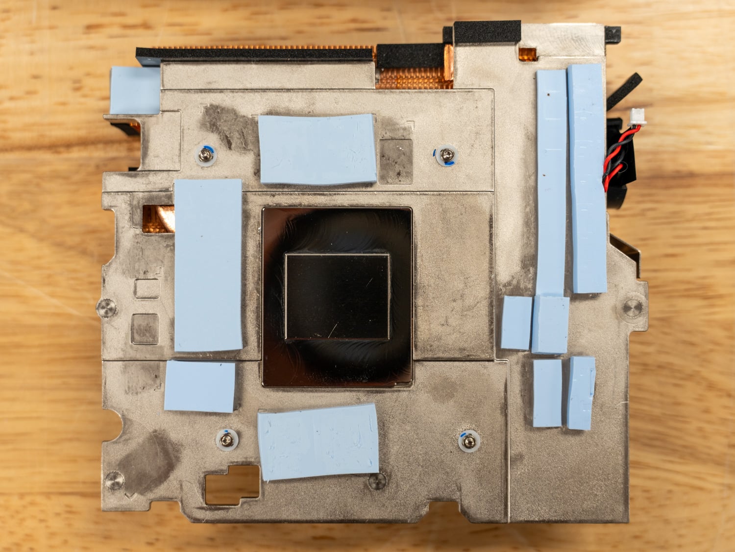 AMD Ryzen AI Halo cooler underside view.