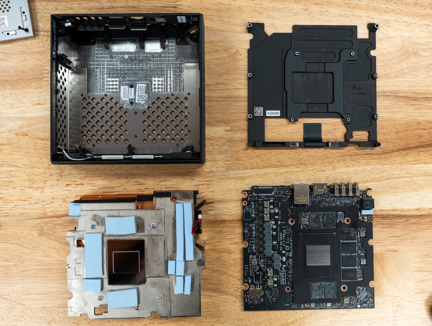 AMD Ryzen AI Halo disassembled. 