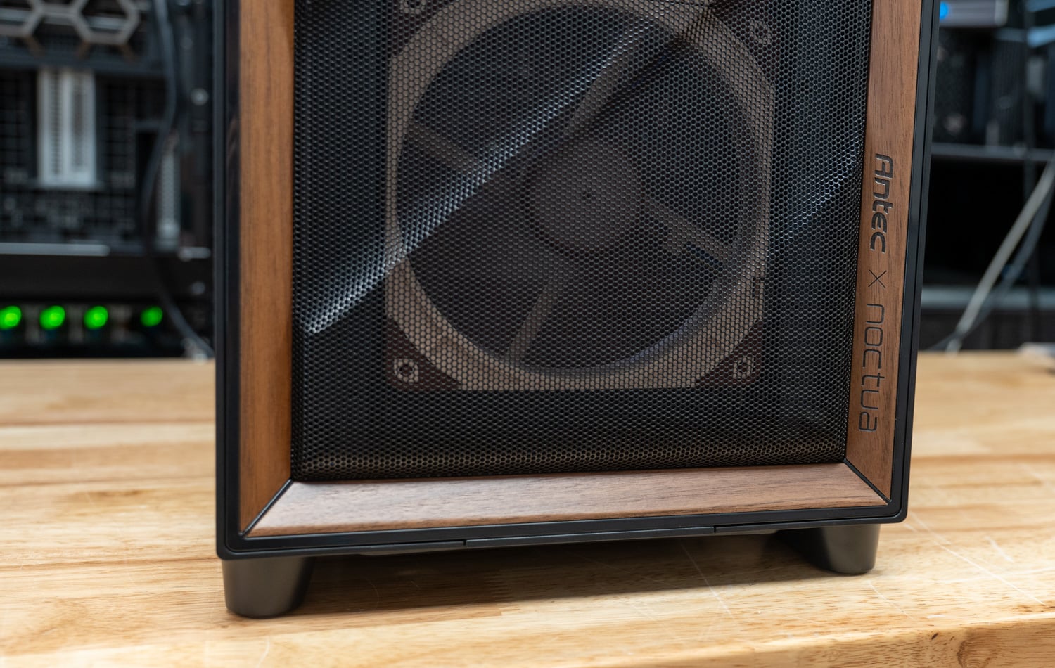 Antec Flux Pro Noctua Edition front grill