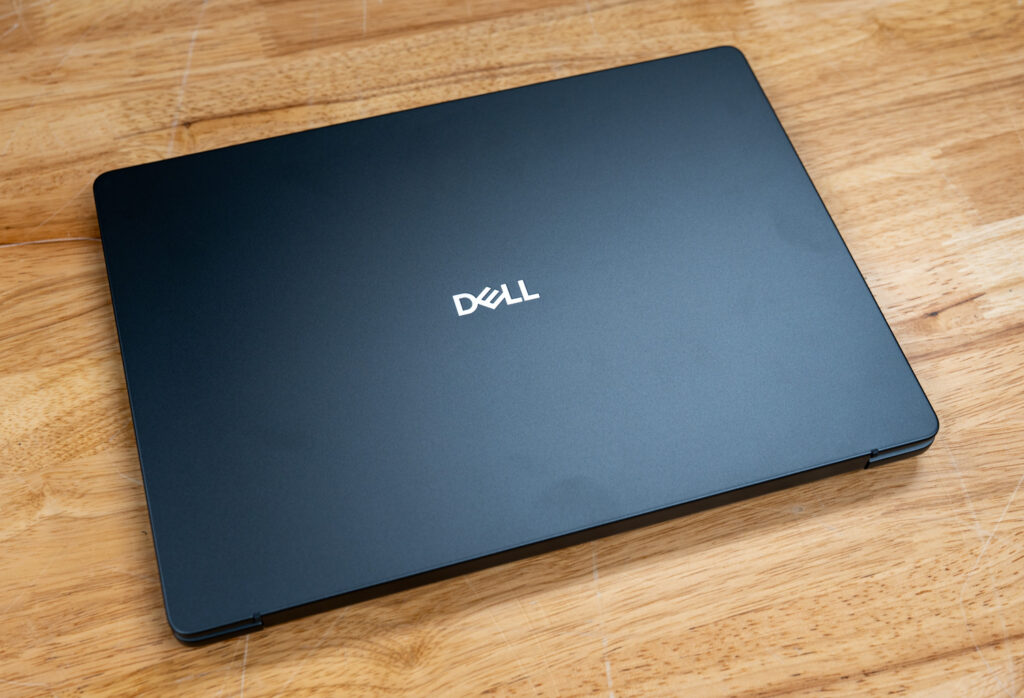 Dell Pro 5 14 Intel closed top view