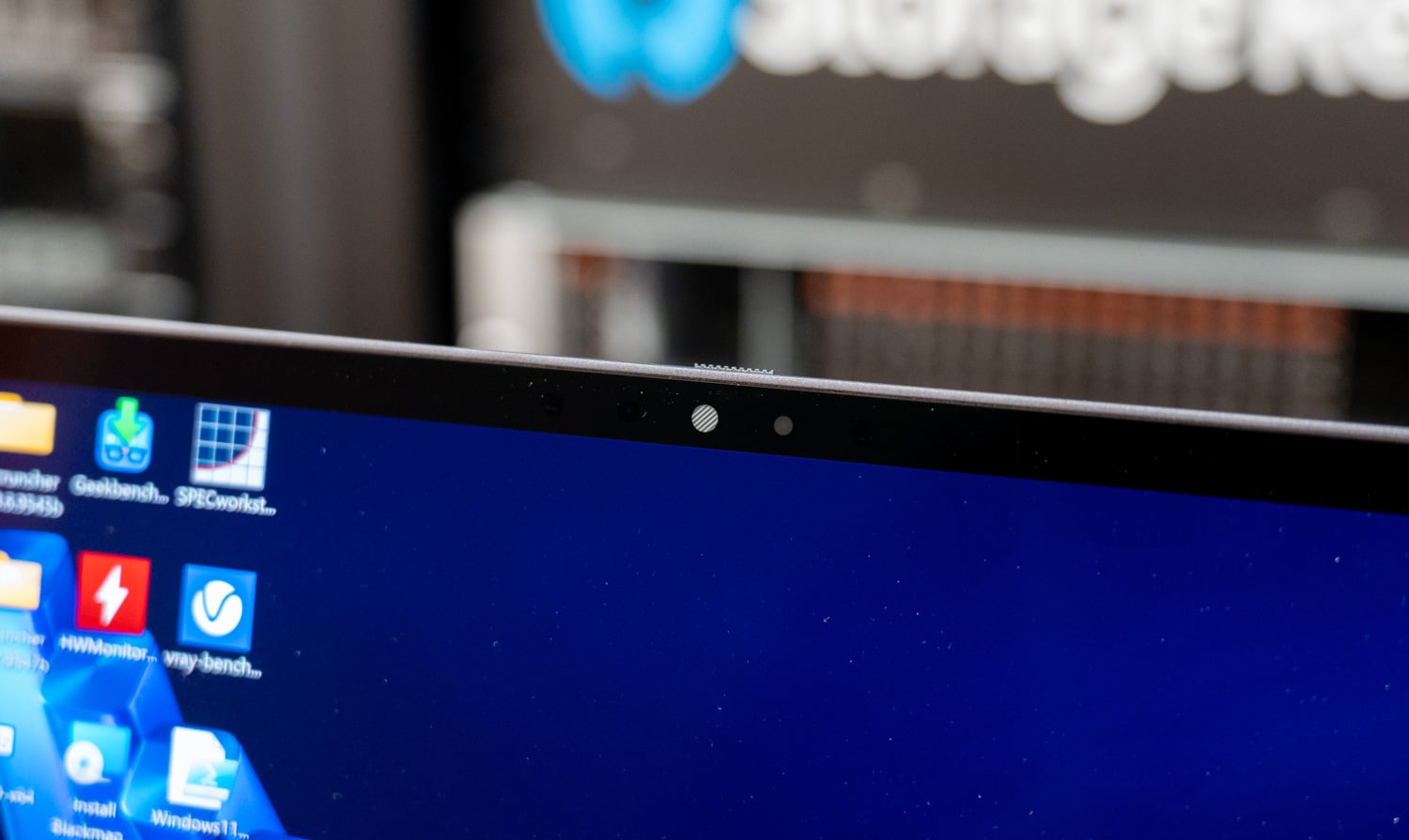 Обзор Dell Pro 14 Premium: флагманский бизнес-ноутбук с Tandem OLED — иллюстрация 6 к материалу