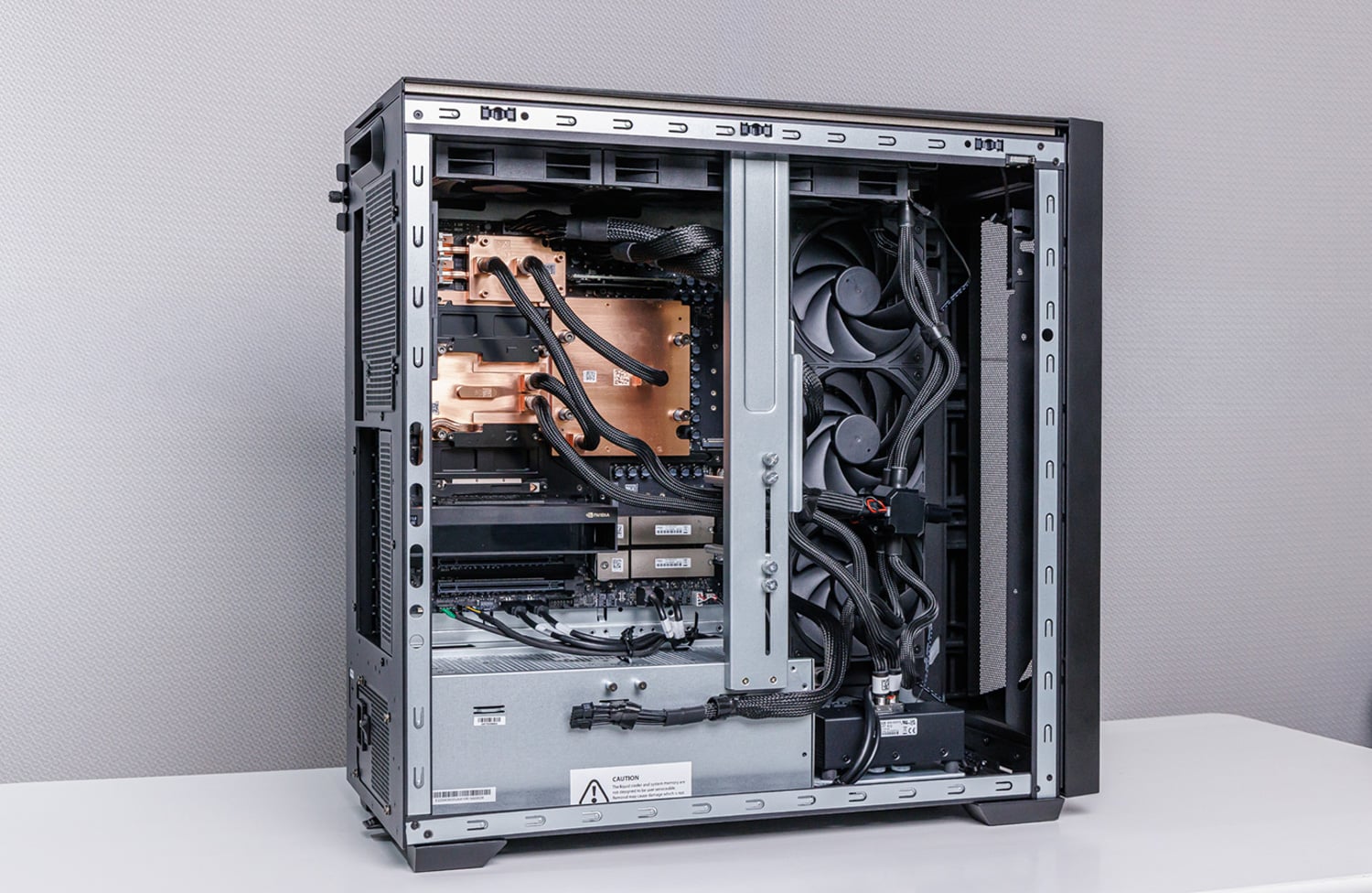 Особенности охлаждения MSI XpertStation WS300 MSI XpertStation WS300, вид на систему жидкостного охлаждения